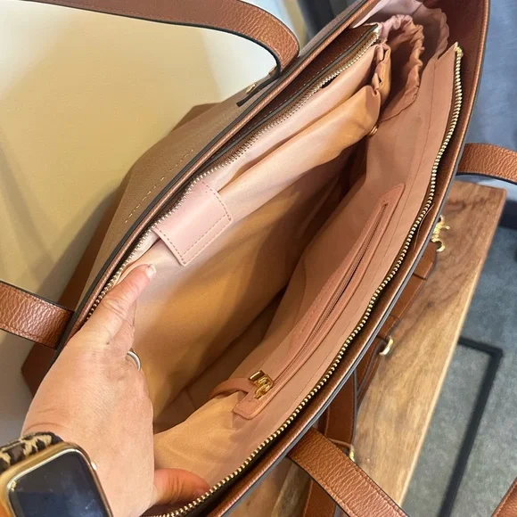 Poppy & Peonies Go Getter Tote Chestnut - Picture 10 of 10